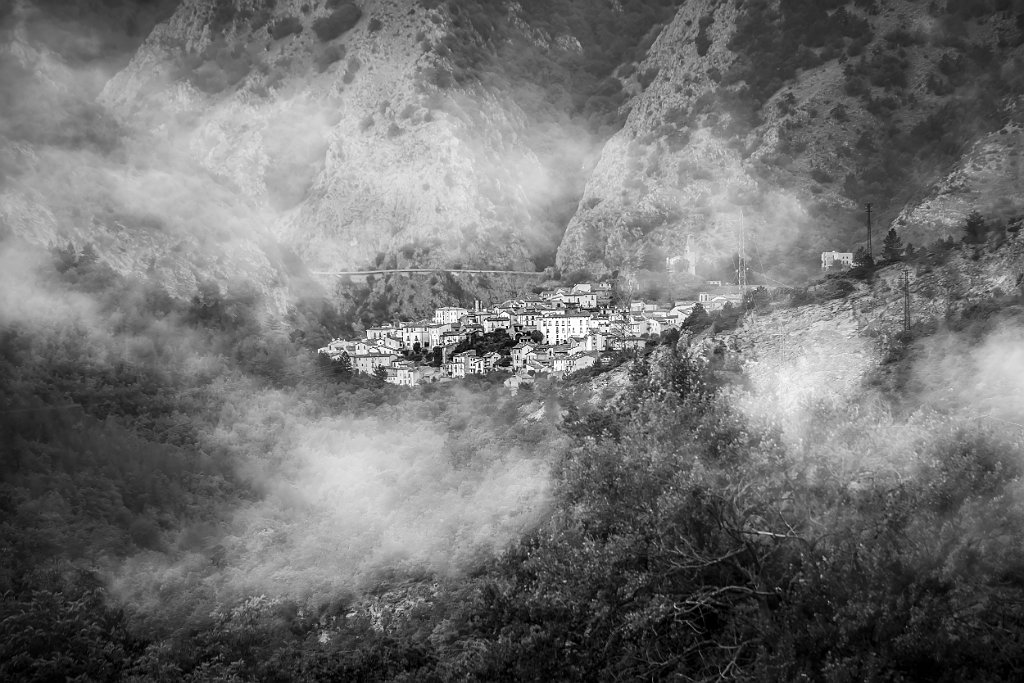 SEGNALATA Sigismondi_Mimmo_QUALCOSA NELLA NEBBIA ANVERSA DEGLI ABRUZZI.jpg